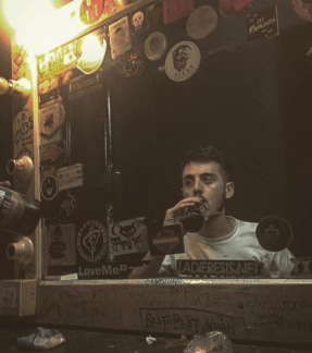 Carlos Bravo en el camerino antes de una actuación / Instagram @carlvravo